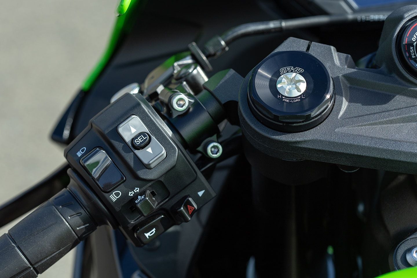 The 2024 ZX-6R uses the same switch cluster as before. An extended press down or up changes ride modes. Quick presses are for scrolling through information screens. It’s a simple but effective system.