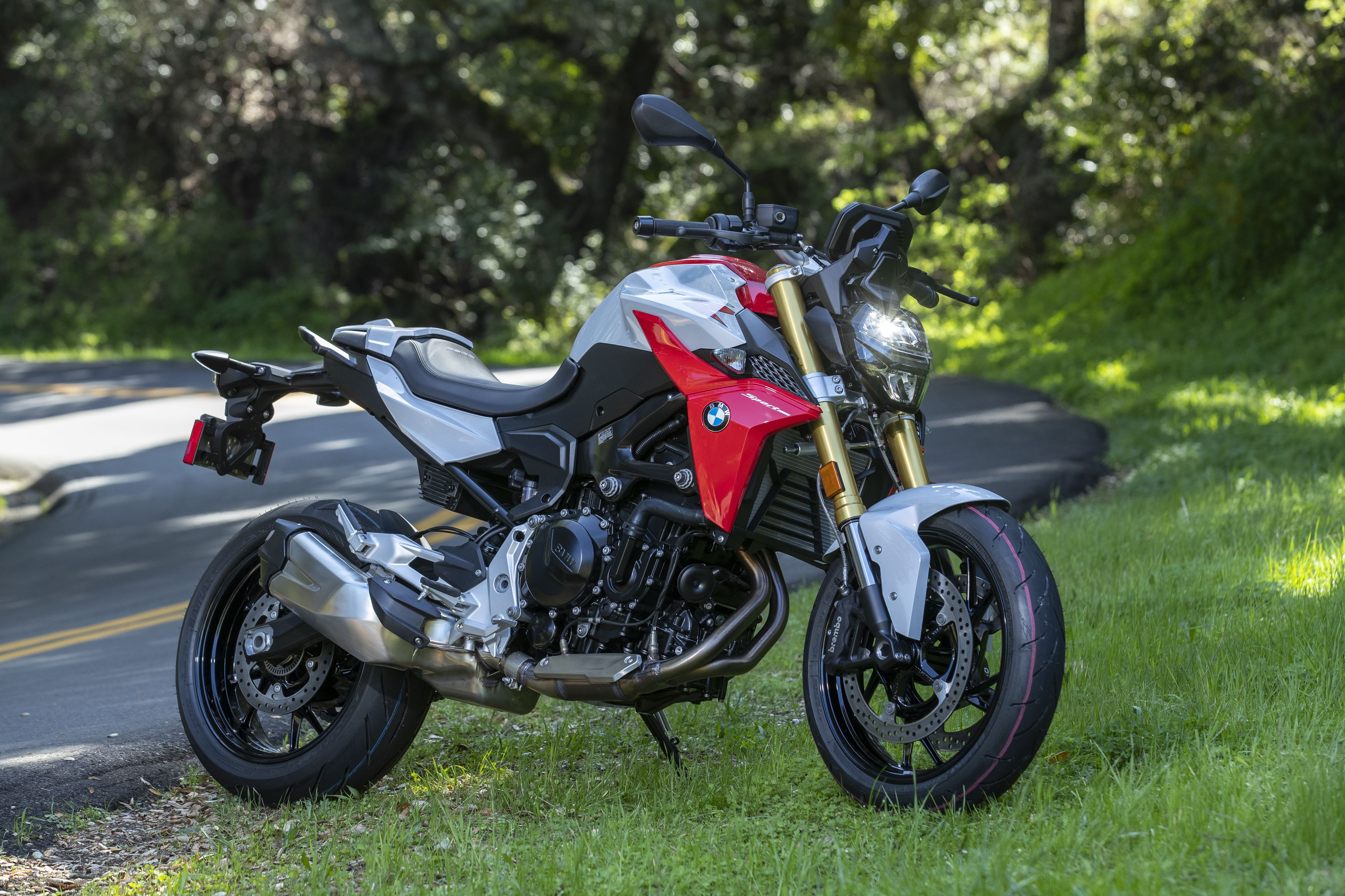 NEW MOTORCYCLE: BMW「F900R」 in New Colors & with New Electronic Controls