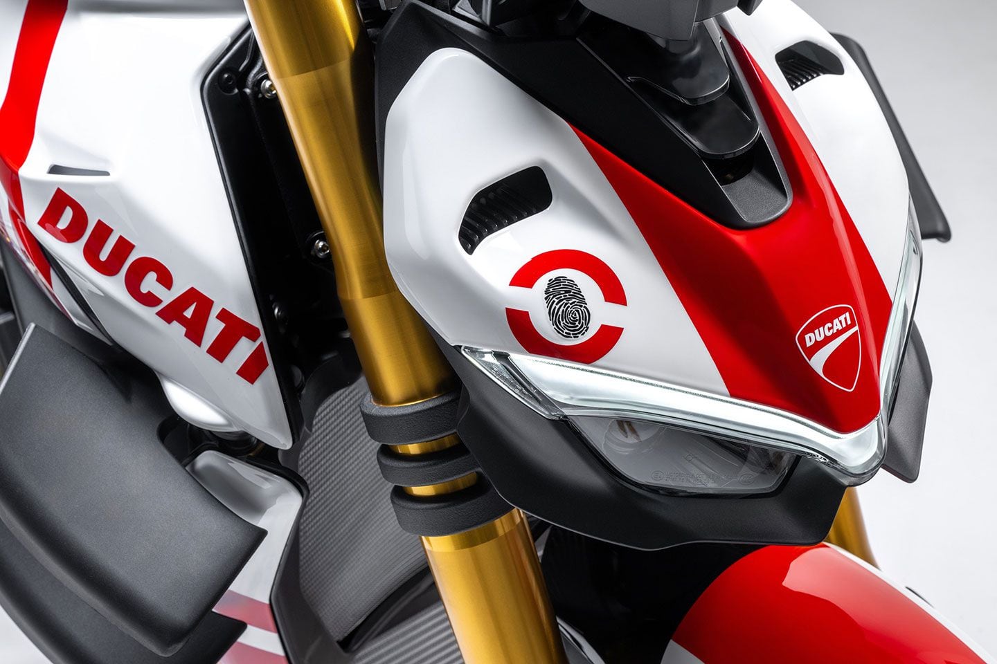 The red and white treatment completely transforms the Streetfighter’s aesthetic, though there are no mechanical changes to the bike from the standard V4 S.
