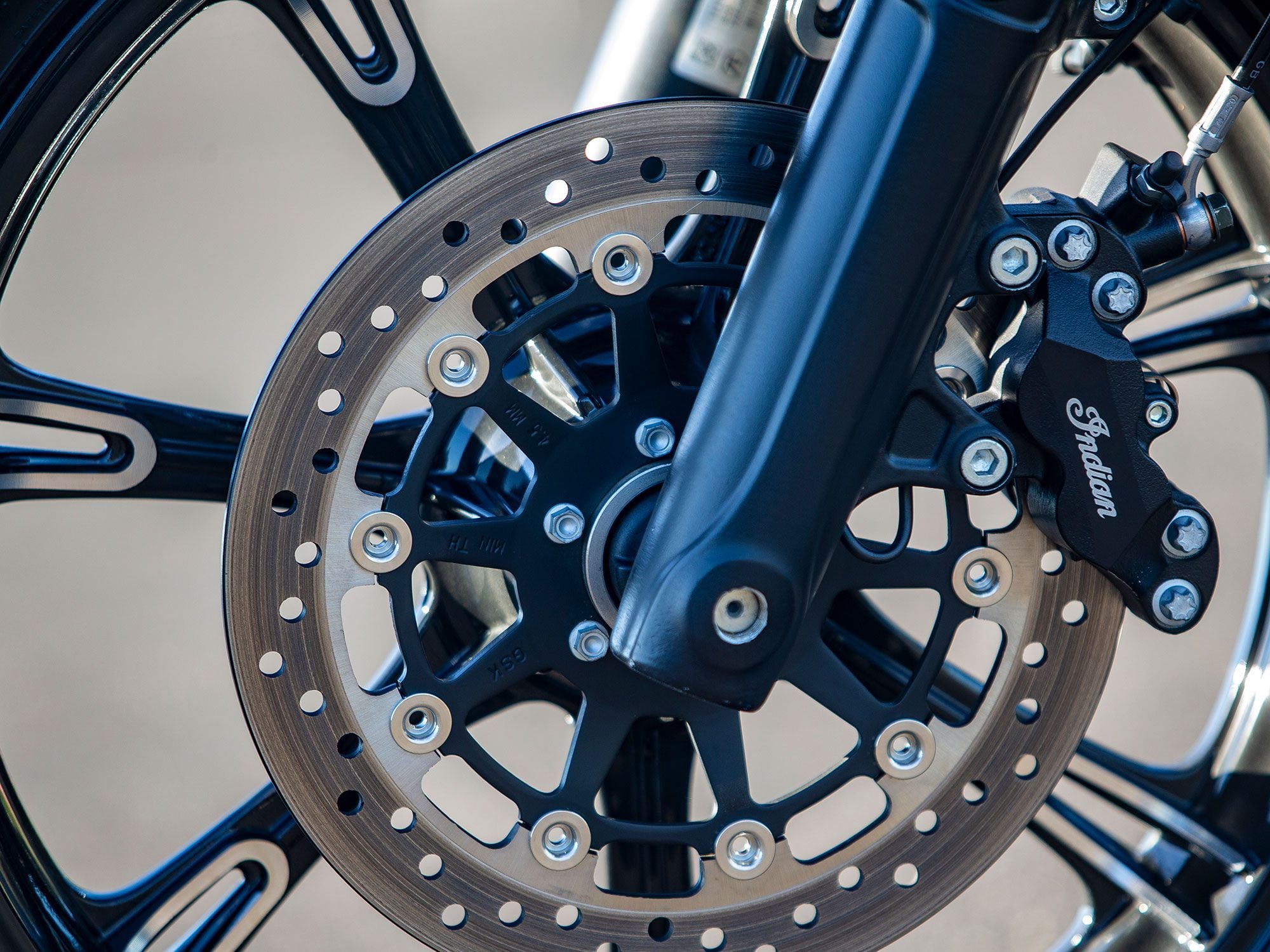 A single 300mm disc brake mounts on a 19-inch cast wheel up front.