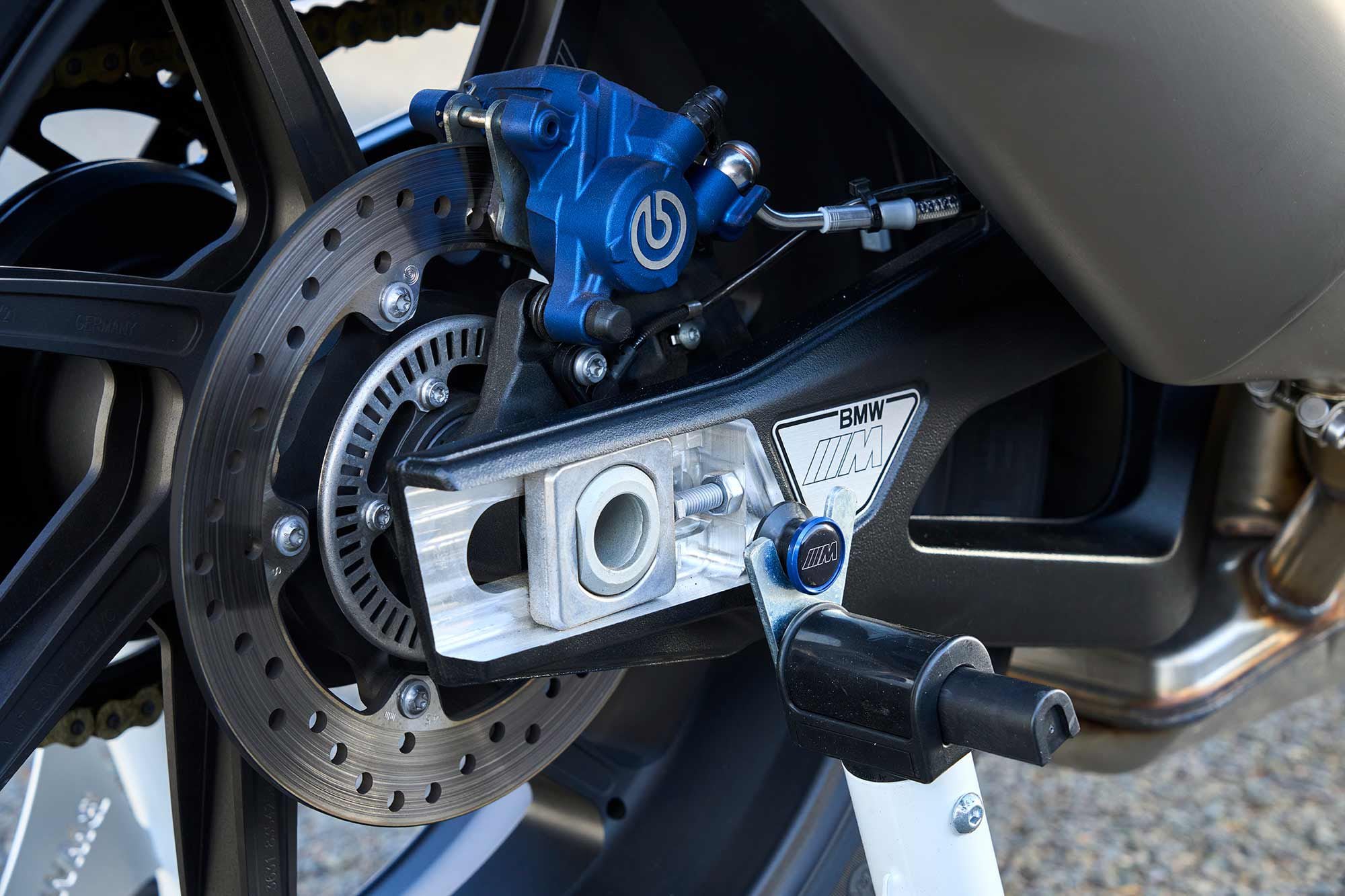 The M’s swingarm is virtually identical to that of its sibling, the S 1000 RR. A single-piston Brembo caliper and 220mm disc sit atop.
