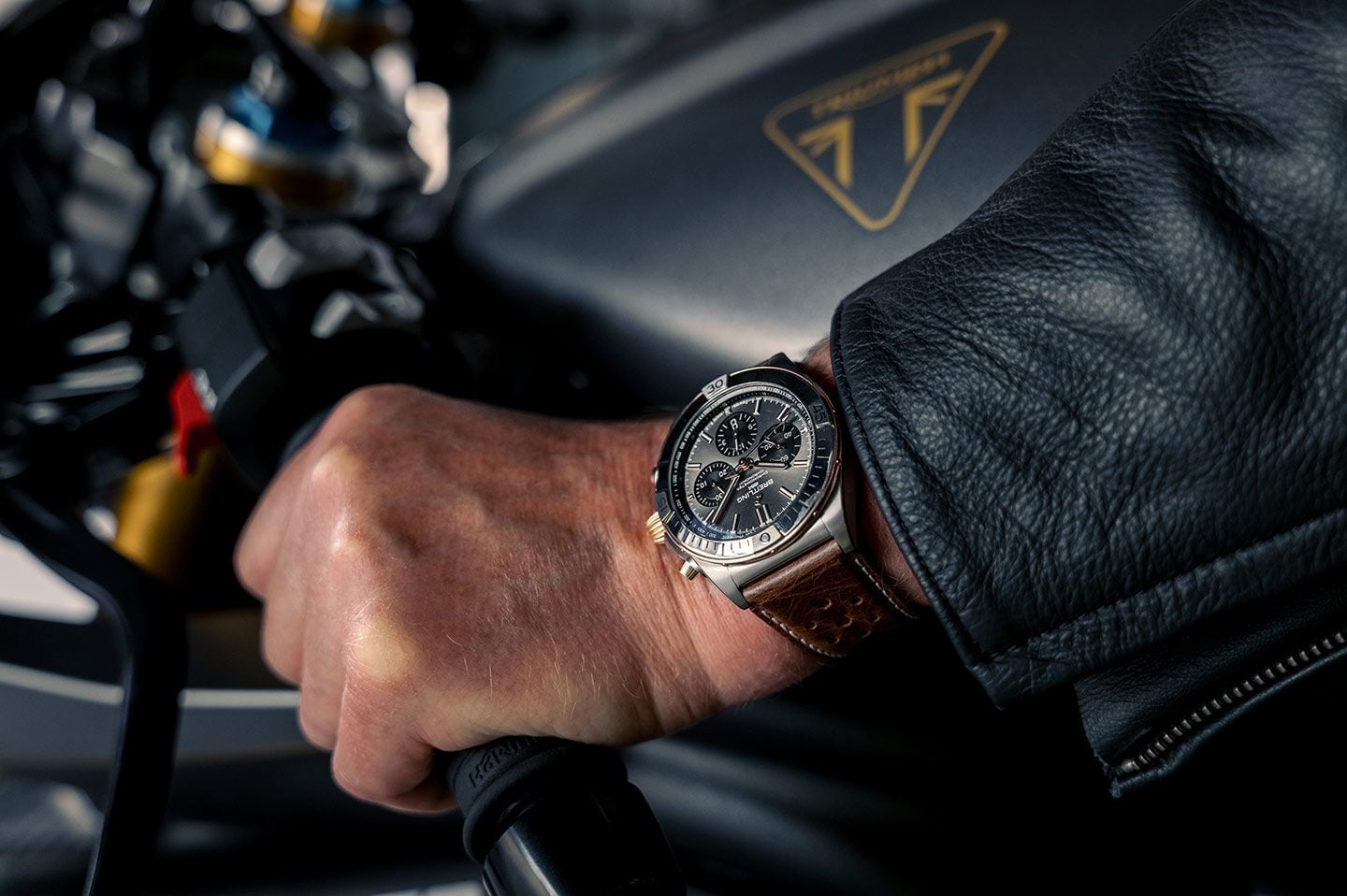 La montre Breitling Chronomat B01 42 a été créée pour commémorer la Speed ​​Triple 1200 RR Breitling Limited Edition.