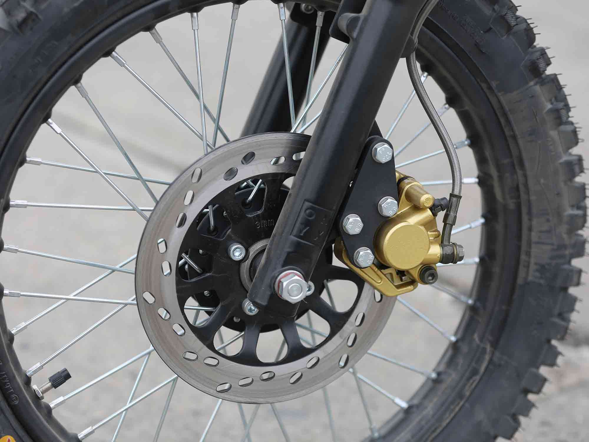 A hydraulic single-piston caliper on a 220mm disc serves as the RCR’s primary stopping method.