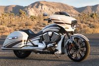 Moto Guzzi MGX-21 vs. Victory Magnum X-1 Comparison Review | Cycle World