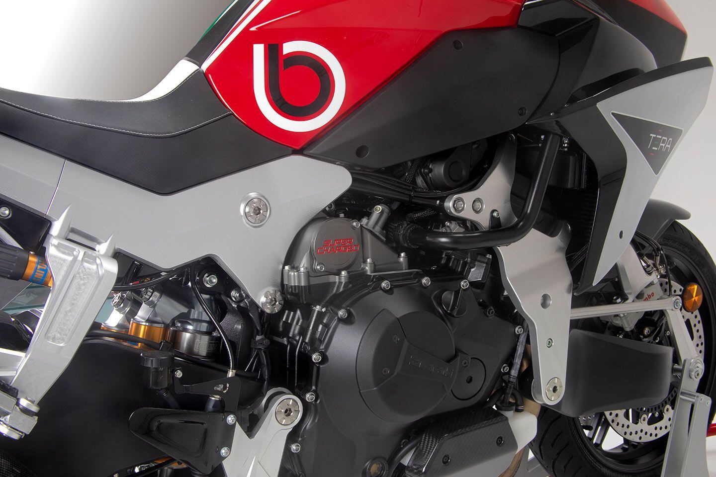 The front frame and rear frame both bolt the engine, which is used as a stressed member and forms the center of the bike’s chassis.