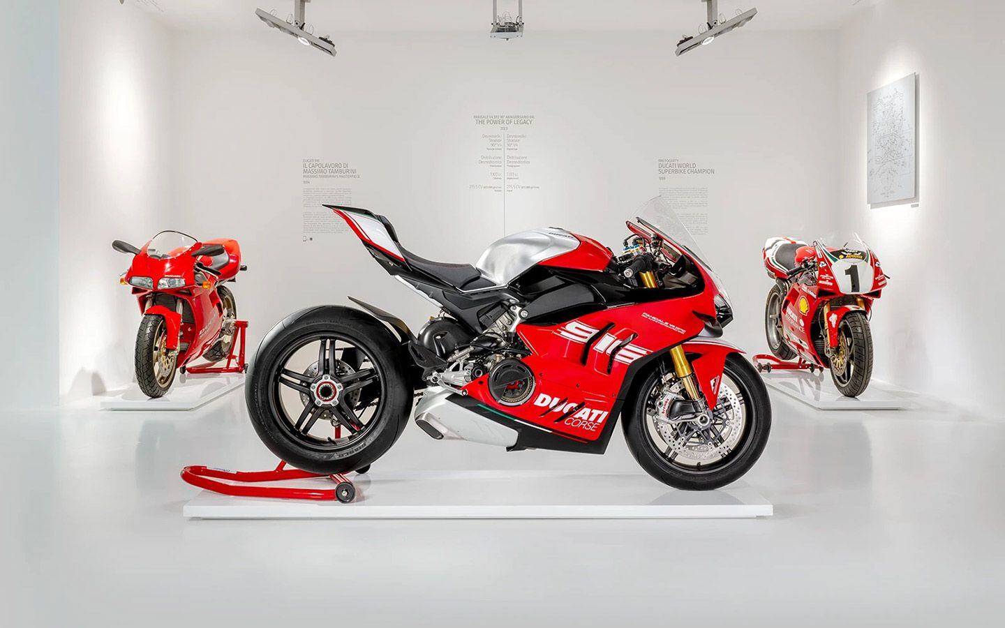 The Panigale V4 SP2 30th Anniversario 916 pays homage to the Ducati 916 and is produced in a numbered and limited series of 500 units.