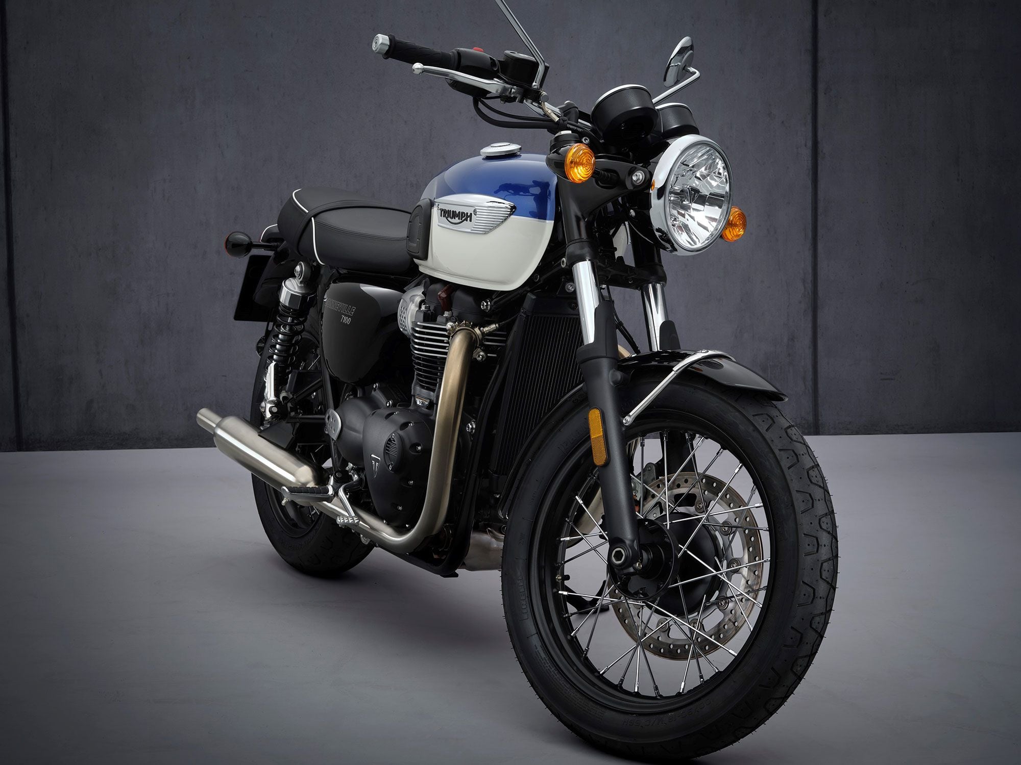 The 2021 T100 still rolls with the 900cc HT engine, but it gains 10 hp. It also adds a new cartridge fork and upgraded brake calipers.