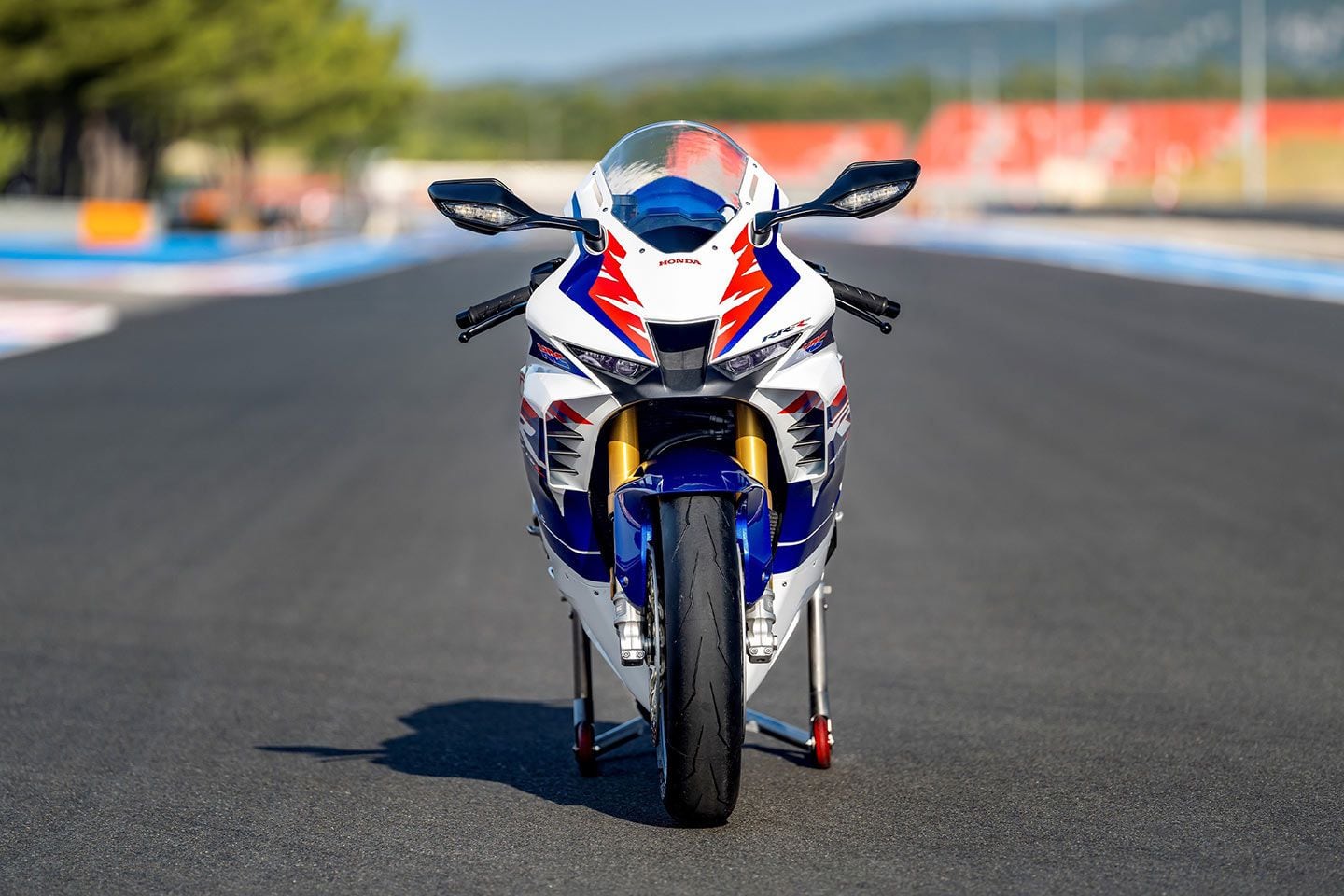 Last year, the CBR1000RR-R Fireblade SP celebrated 30 years since the original CBR1000RR was offered in Europe in 1992 (to be followed a year later in the US).