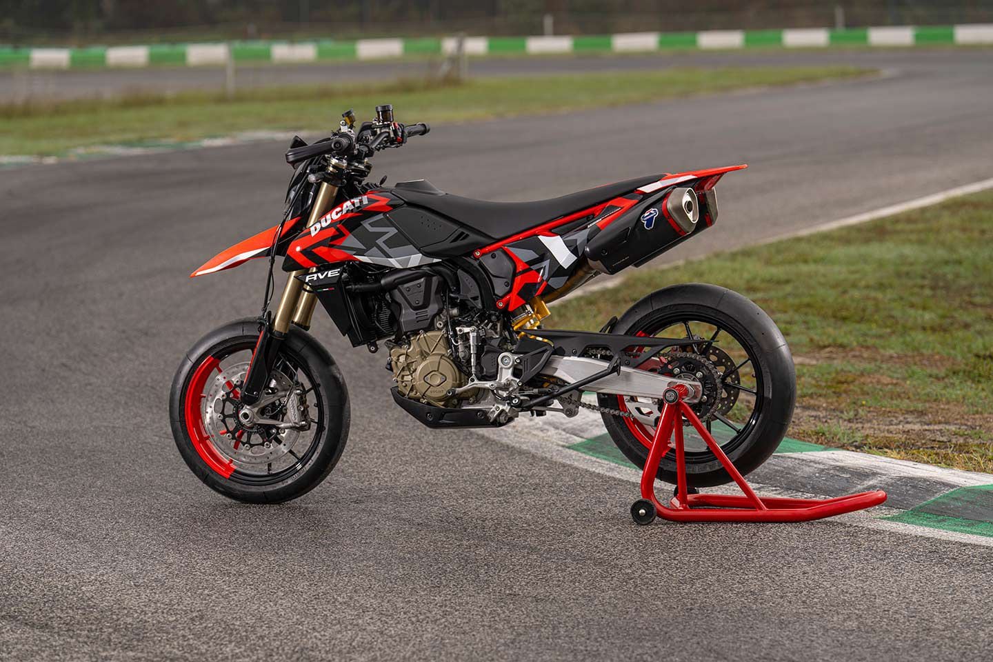 The addition of a Termignoni exhaust boosts the power of the Hypermotard 698 Mono to a claimed 84.5 hp.