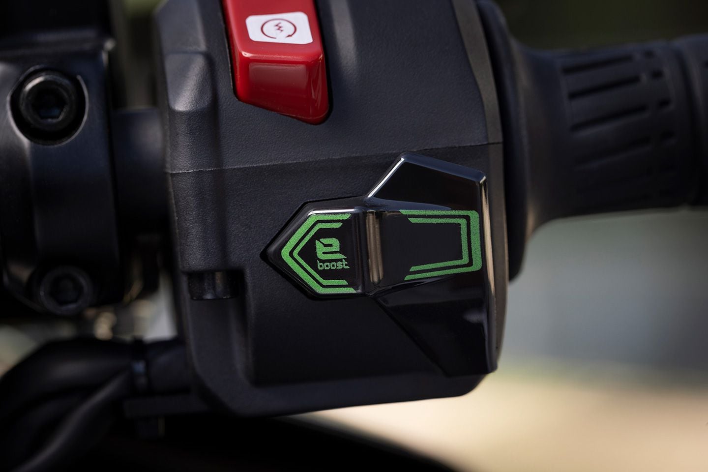 The e-boost button on the right side of the handlebar is there when you need a little extra power. Mind you, e-boost only works for five seconds at a time and only in Sport-hybrid mode. It doesn’t work at aggressive lean angles, to ensure there are no midcorner surprises.