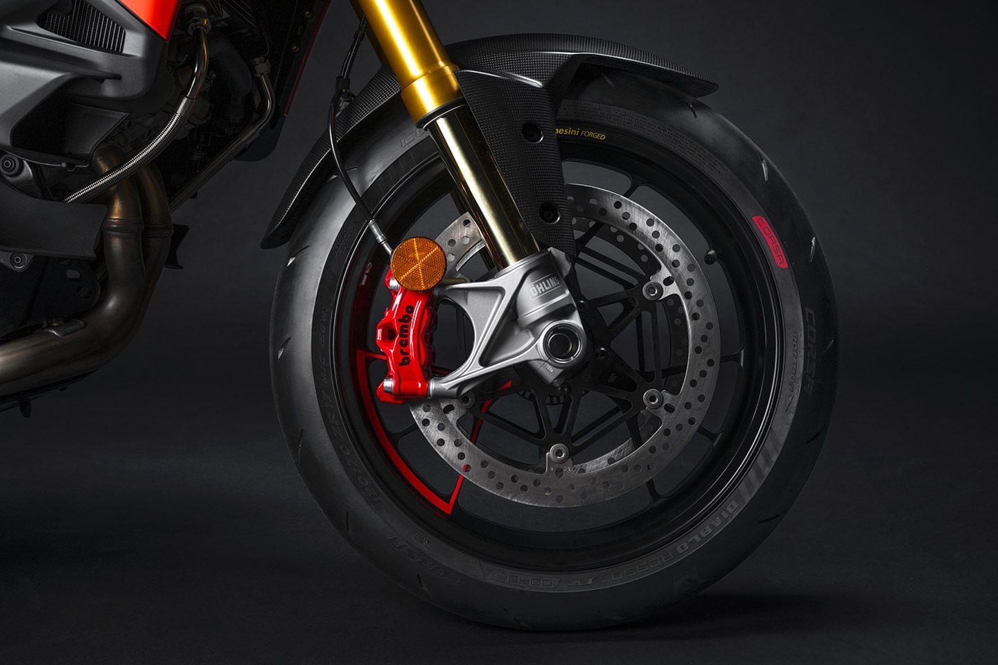 Une roue avant forgée de 17 pouces avec des pneus Pirelli Diablo Rosso IV Corsa signale les véritables intentions du Multi V4 RS.