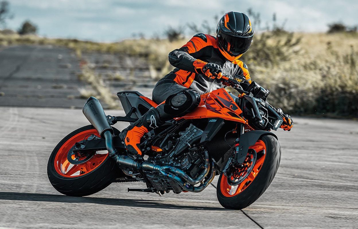 Ne prêtez pas attention à l’étrange nouveau fascia extraterrestre ;  La nouvelle 990 Duke de KTM promet d'être un véritable coup de pouce dans le département des wheeling.