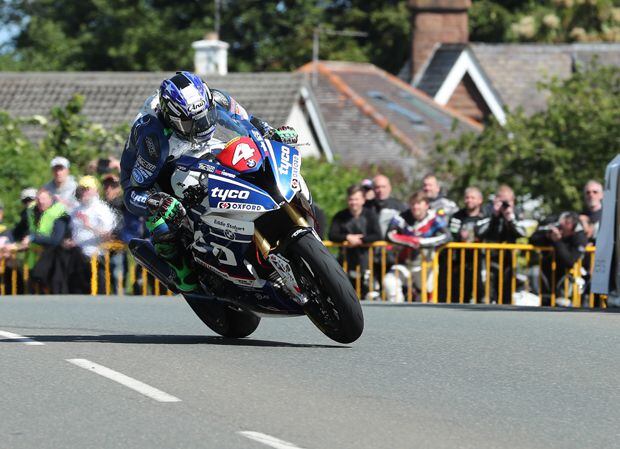 Isle of Man TT Win Number 16 for Hutchinson in RL360 Quantum Superstock ...