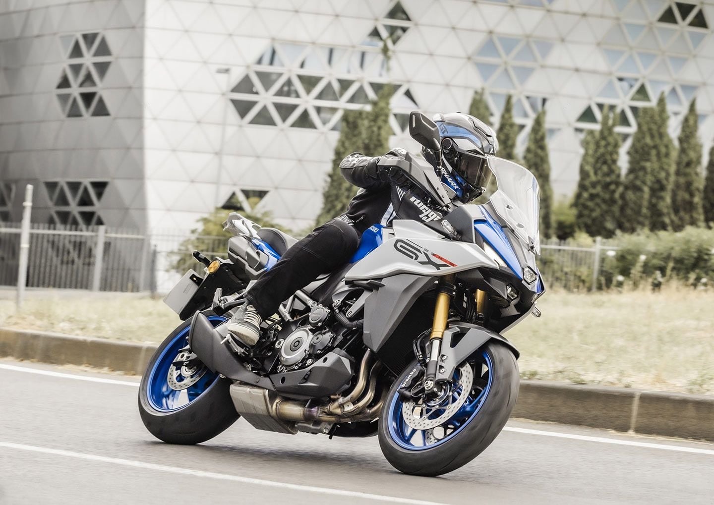 An upright riding position combined with a sporty wheel and tire package and touring capabilities puts the GSX-S1000GX up against the likes of BMW’s S 1000 XR.