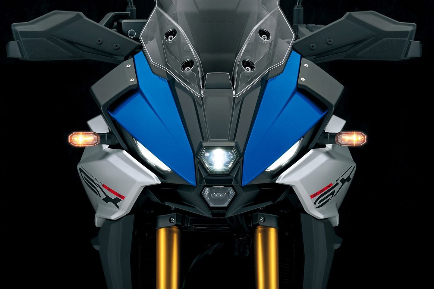 The stacked headlights resemble the rest of Suzuki’s family members.