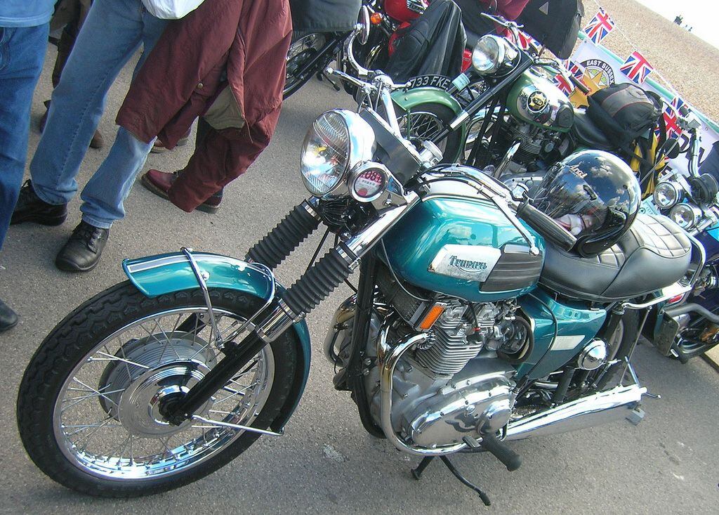 Triumph/BSA Triples Motorcycle History, CLASSICS REMEMBERED