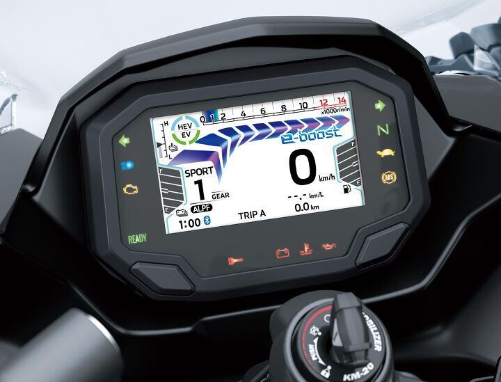 Kawasaki’s 4.3-inch TFT display is tasked with displaying an array of information. In this case, the purple e-boost bar suggests that e-boost is available. Once the button is pressed, the purple bars will start to disappear. E-boost is available for five seconds at a time, primarily for battery temperature control.