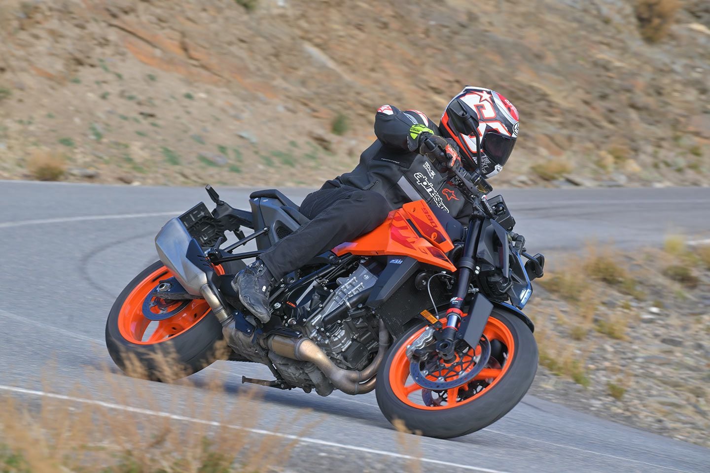 The 990 Duke is not a remake of the 890 Duke R, but an entirely new platform for KTM, who says the bike is 96 percent new compared to the 890.