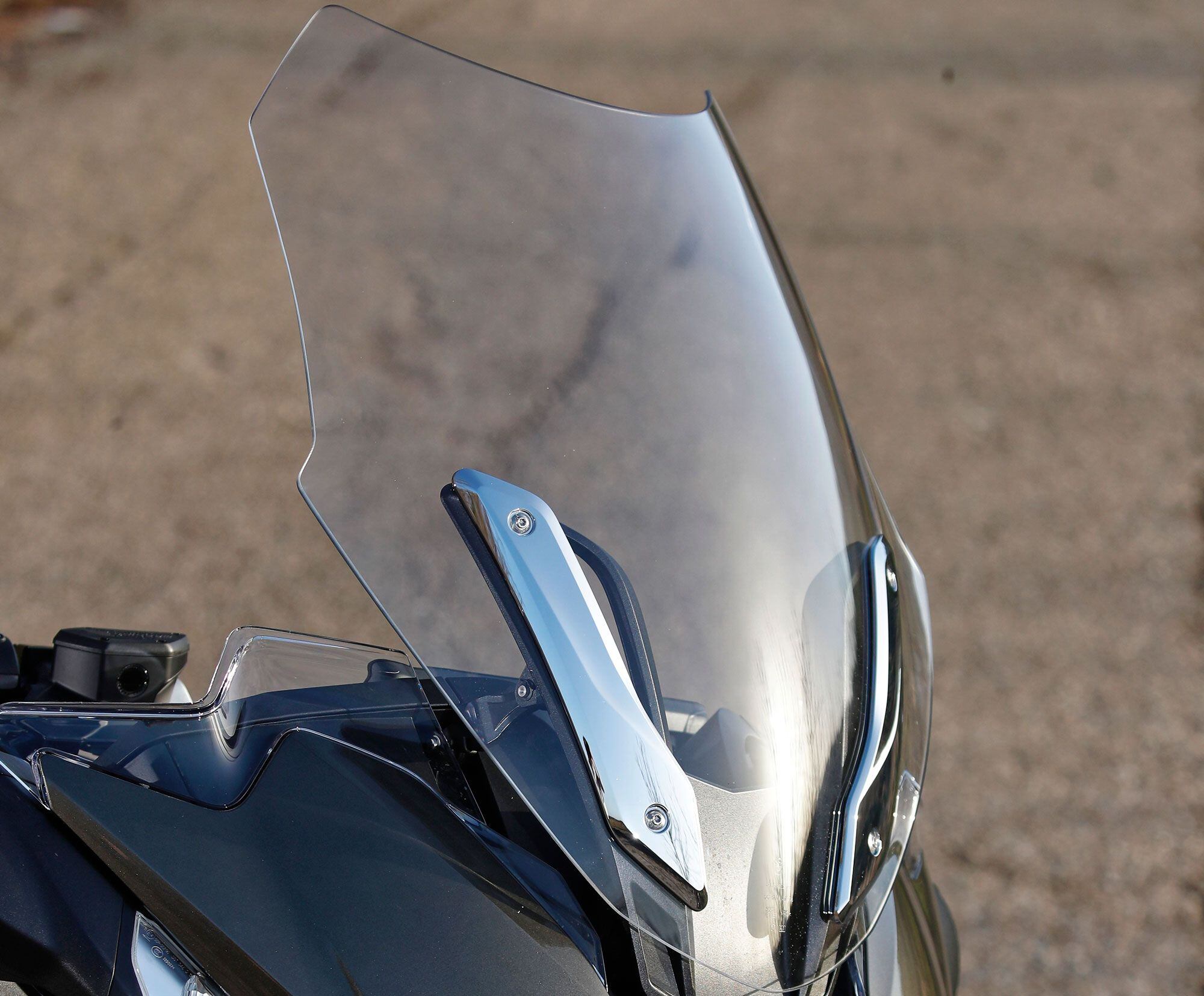 In the raised position, the BMW R 1250 RT’s windshield cleanly diverts wind over the rider’s head and shoulders.