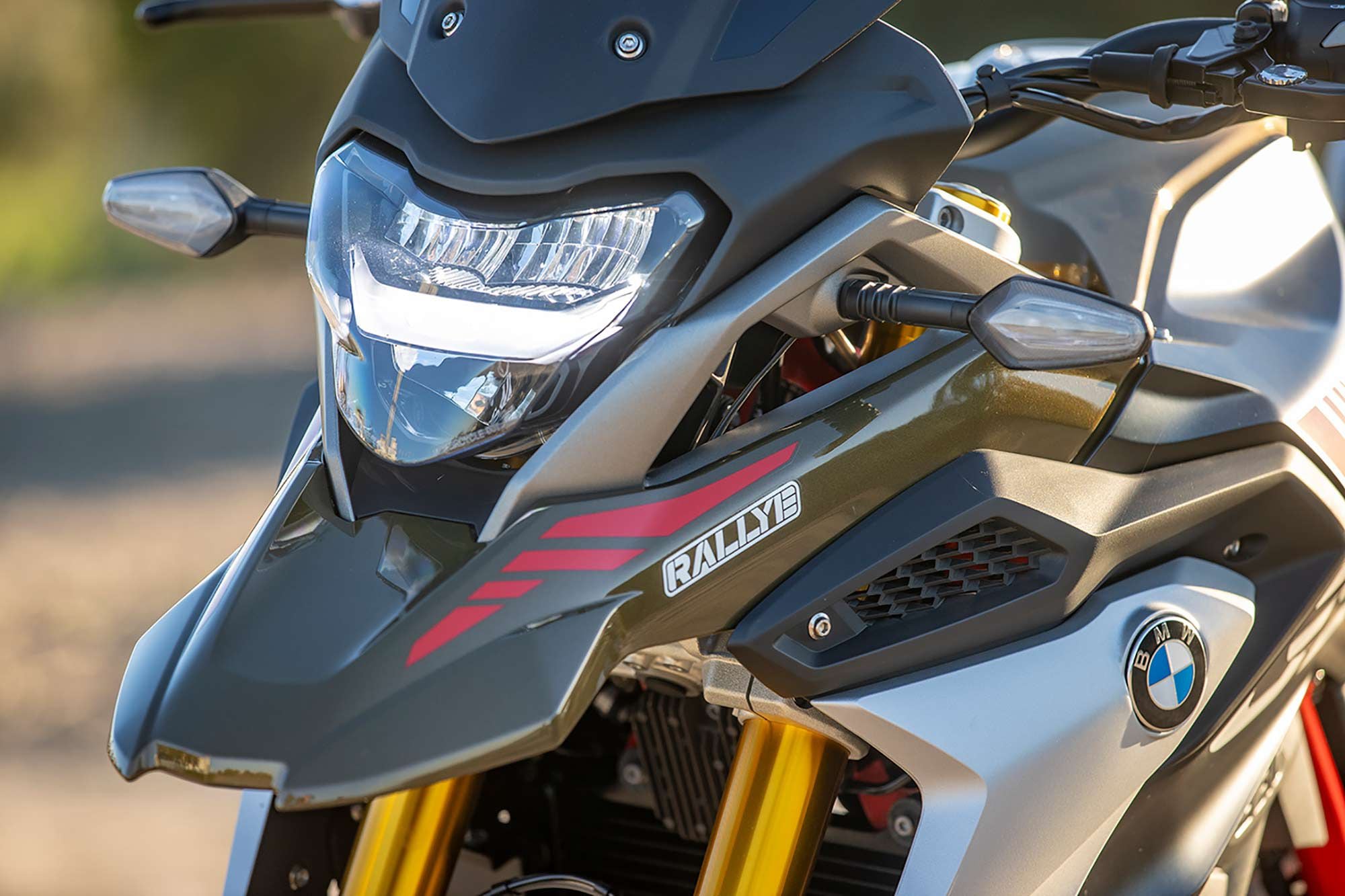 BMW equipped the G 310 GS with a LED headlight, taillight, and turn indicators.