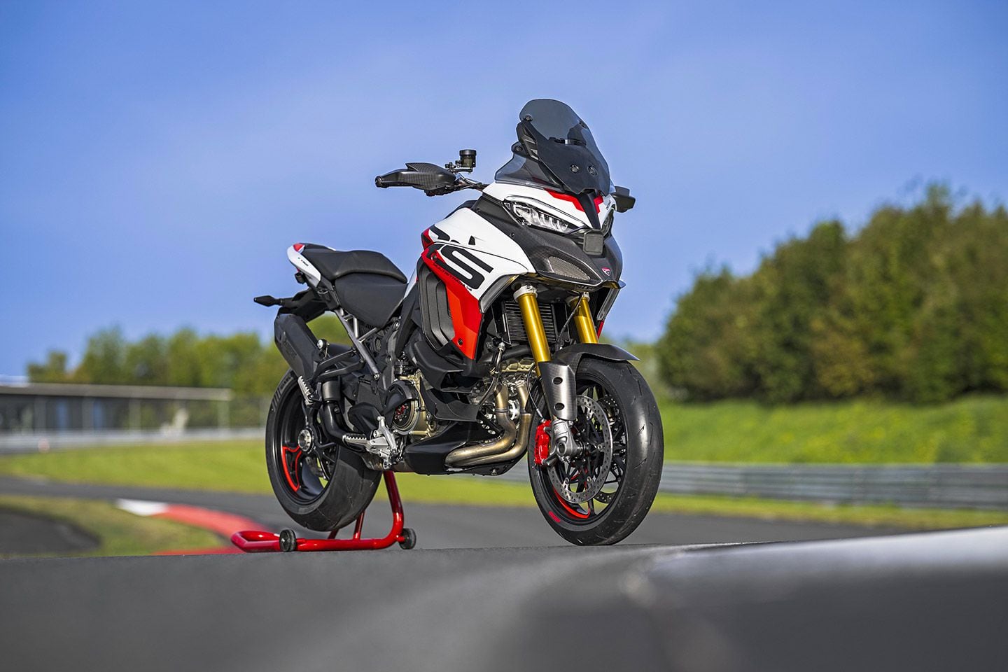 La Multistrada V4 RS de Ducati est équipée de roues de 17 pouces et d'un moteur Desmosedici Stradale pour des performances sportives sérieuses.