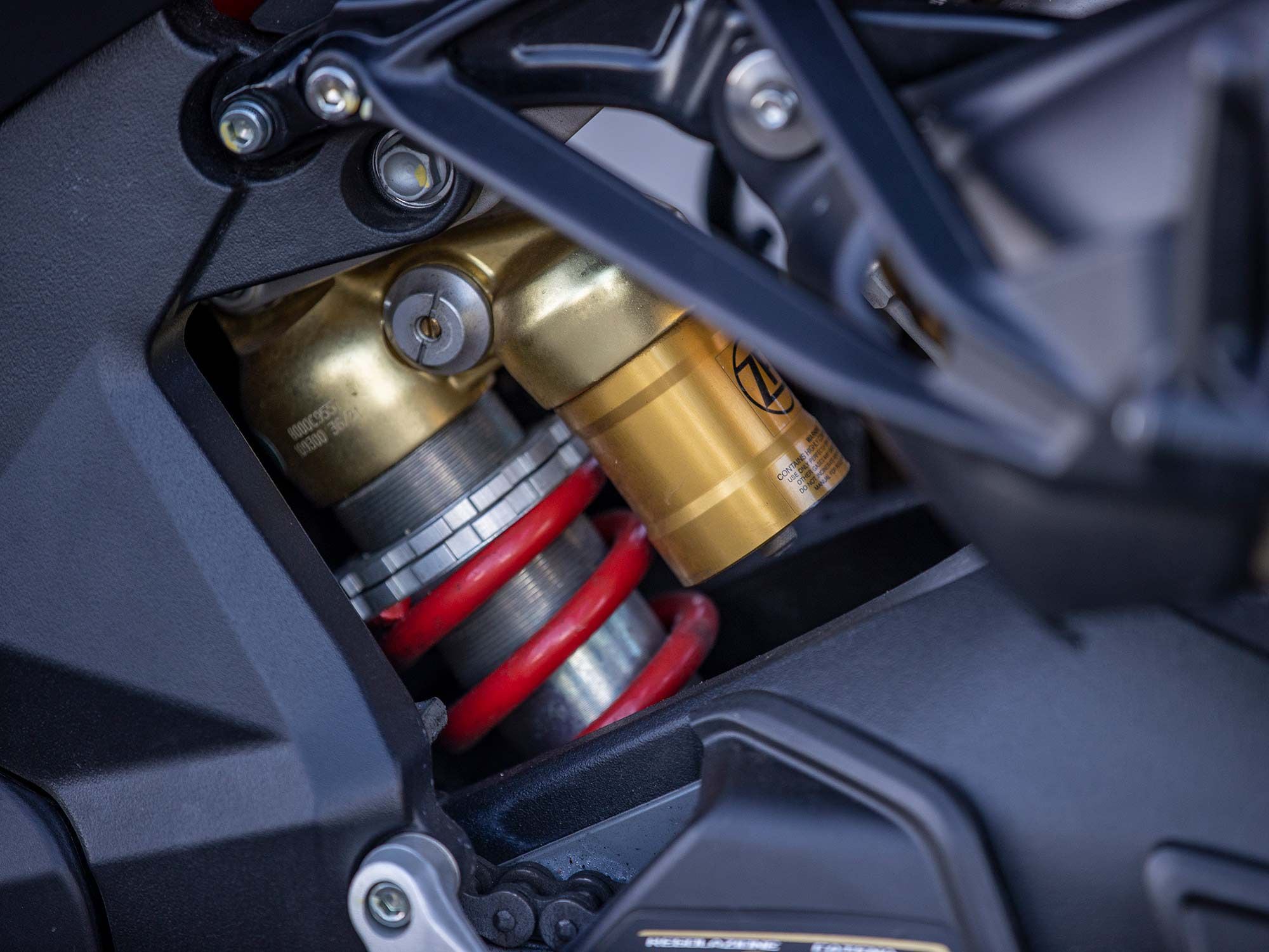 A Sachs piggyback-style reservoir shock features manually adjustable spring preload, high- and low-speed compression damping, and rebound damping with plenty of adjustment to suit many types and sizes of riders.