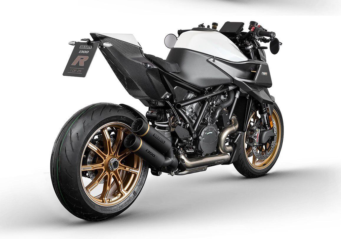 La dernière 1300 R est également largement basée sur la 1290 Super Duke R Evo de KTM et est disponible en deux coloris.  Diamant blanc illustré.