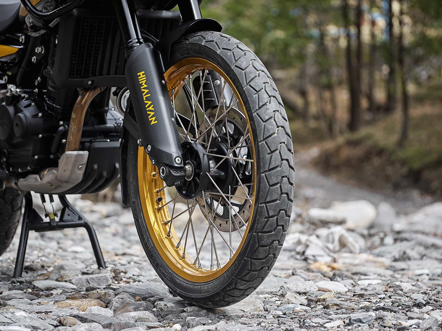 A Showa SFF fork with 7.9 inches of travel, a 21-inch front rim/tire combo, and ByBre brake caliper with 320mm rotor are front-end highlights.