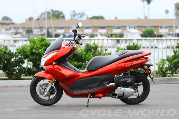 2013 Honda Pcx150 First Ride Review Scooter Reviews Cycle World