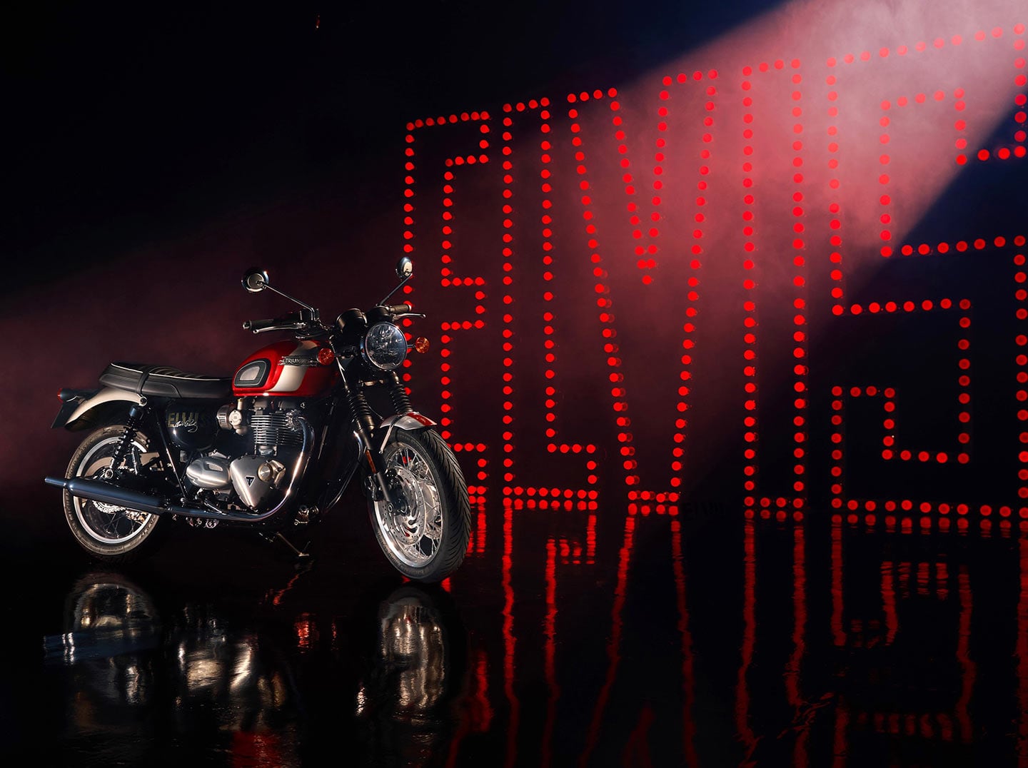 La nouvelle édition limitée T120 Elvis Presley de Triumph, basée sur le modèle T120 de génération moderne, regorge de détails pas si subtils et fait un clin d'œil au roi du rock'n'roll.