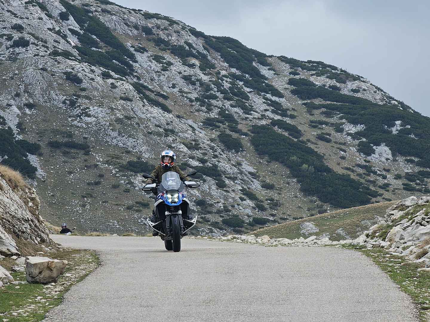 Rouler lentement pour profiter de la vue.