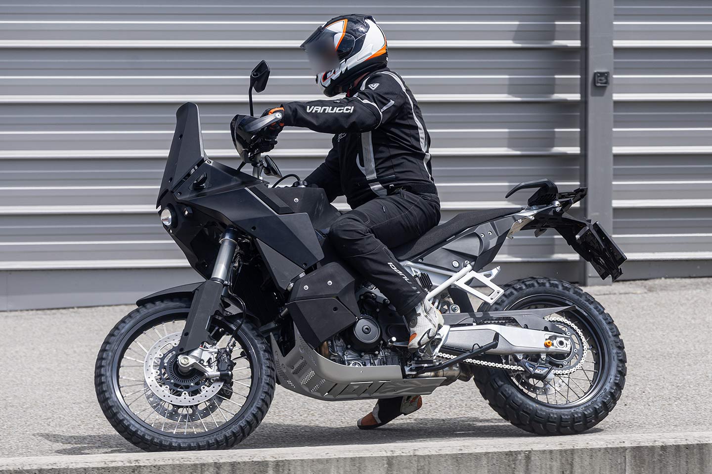 Des photos espion de la 990 Adventure de KTM montrent un tout nouveau châssis abritant le bicylindre parallèle de 947 cm3 utilisé dans la Duke 990.