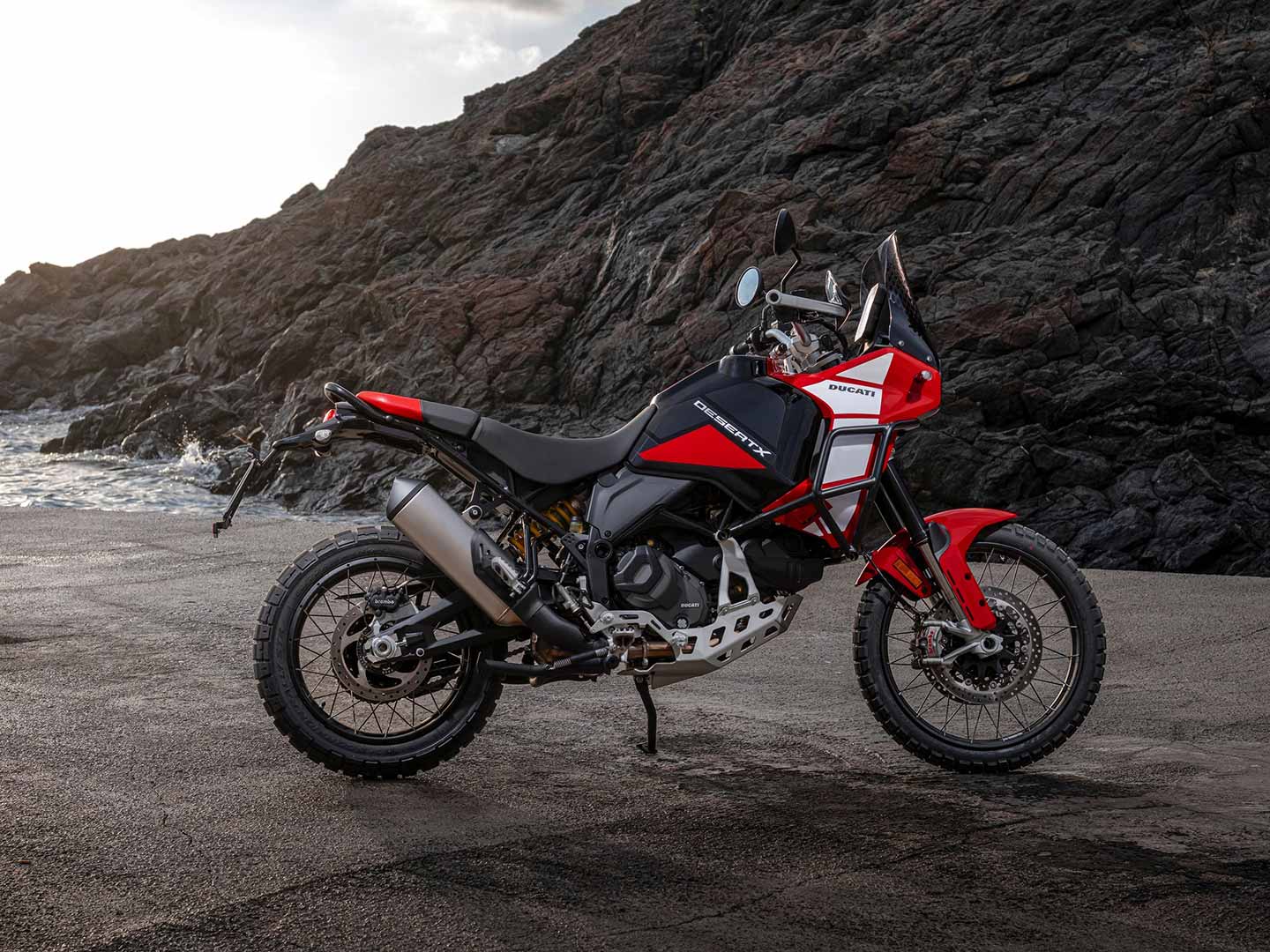 Le nouveau DesertX Discovery 2025 de Ducati rejoint la gamme d'aventures de poids moyen de la marque avec un PDSF de 19 995 $.