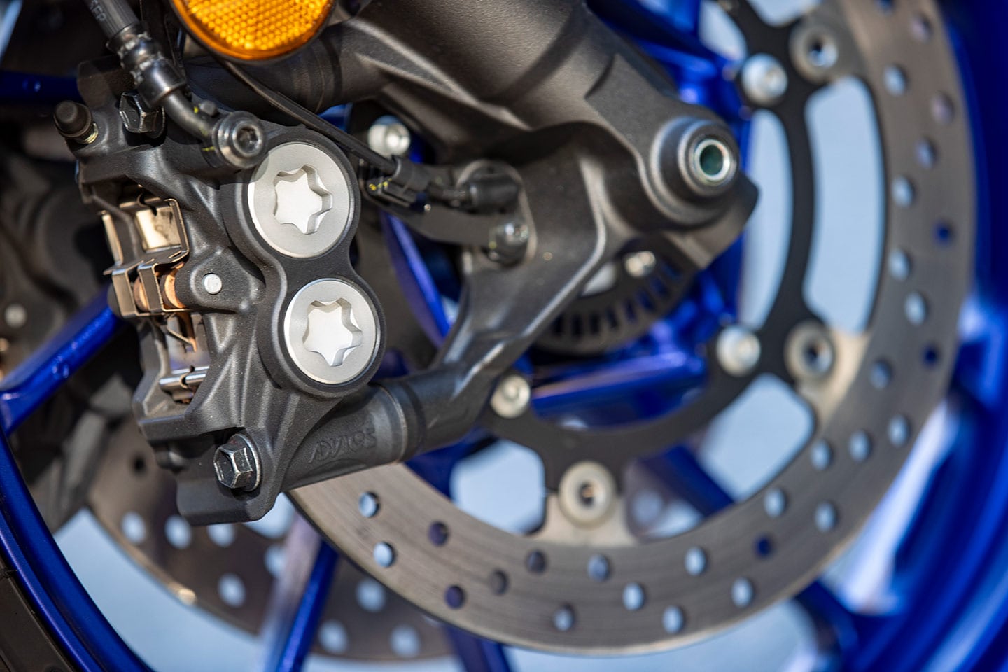 2024 Yamaha YZF-R7’s radial-mount, four-piston brake calipers and 298mm discs.