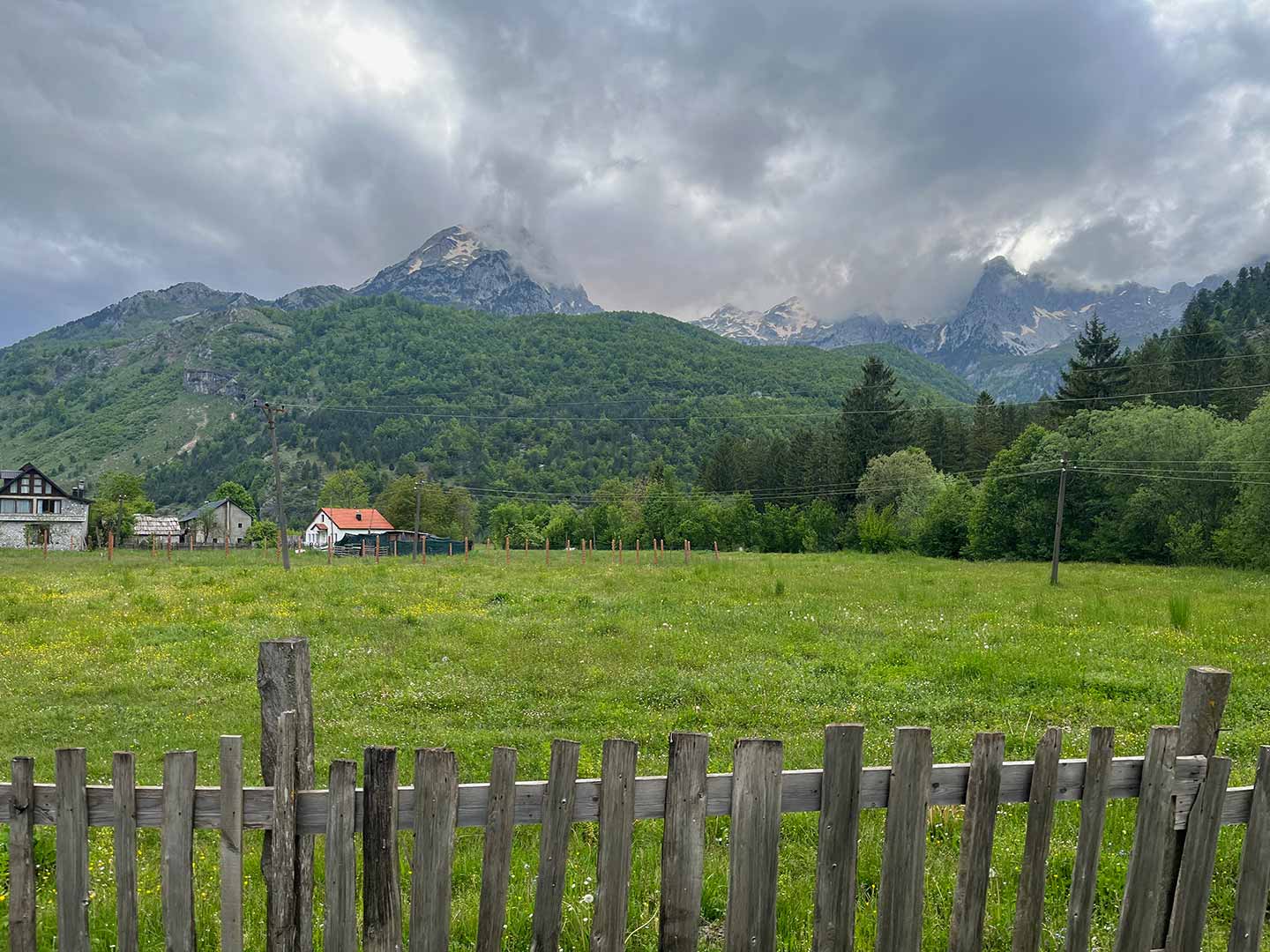 Les villes que nous avons visitées en Albanie étaient plutôt sombres ; la beauté naturelle était époustouflante.