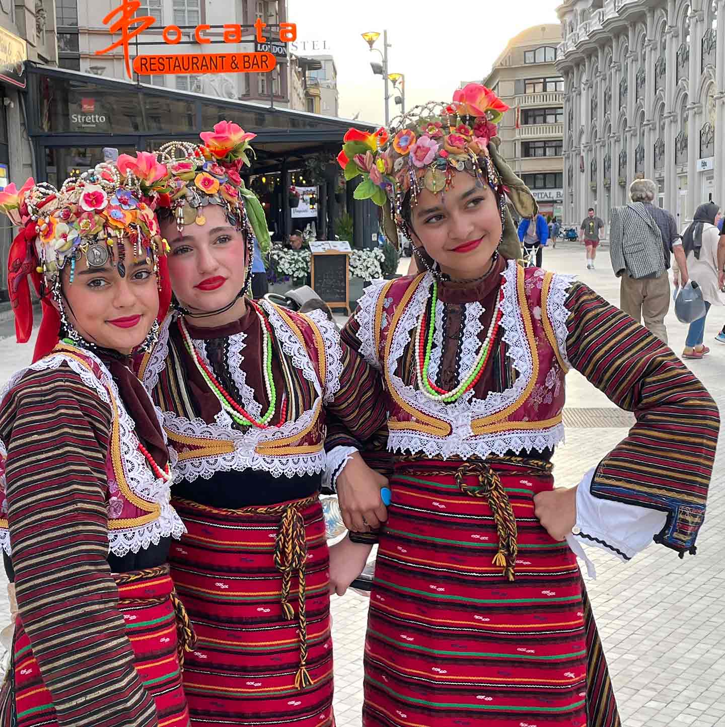 Des danseurs en costumes traditionnels se sont produits dans le centre-ville.