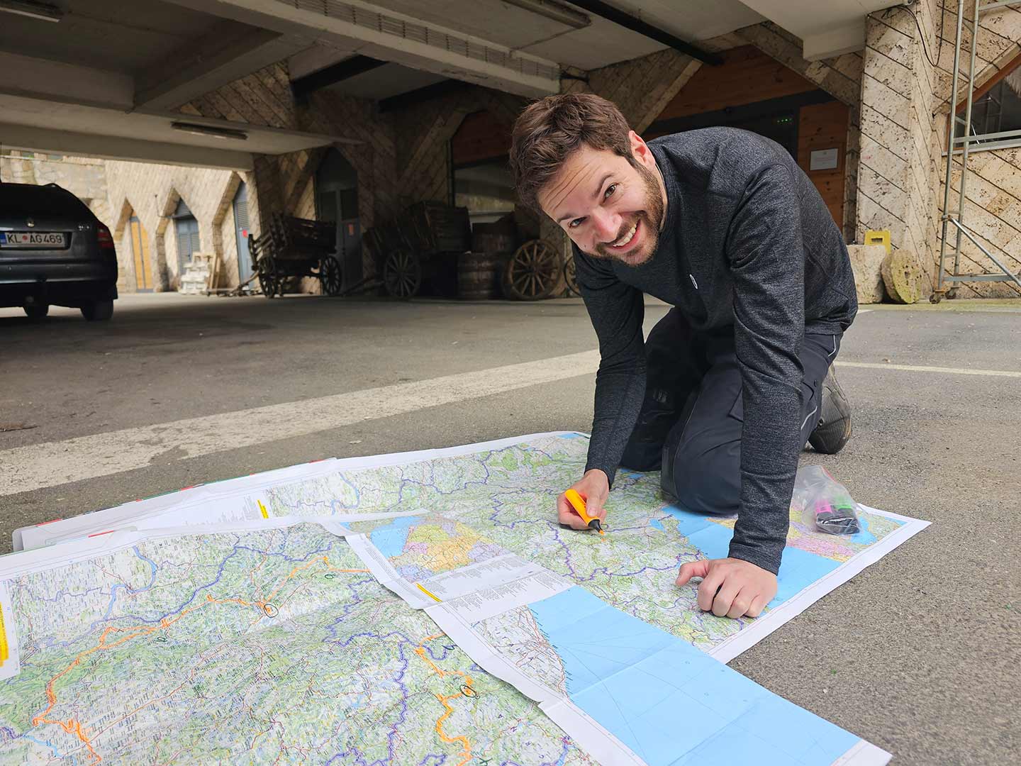 L'auteur, impatient de commencer la journée à cheval, marque l'itinéraire sur la carte.