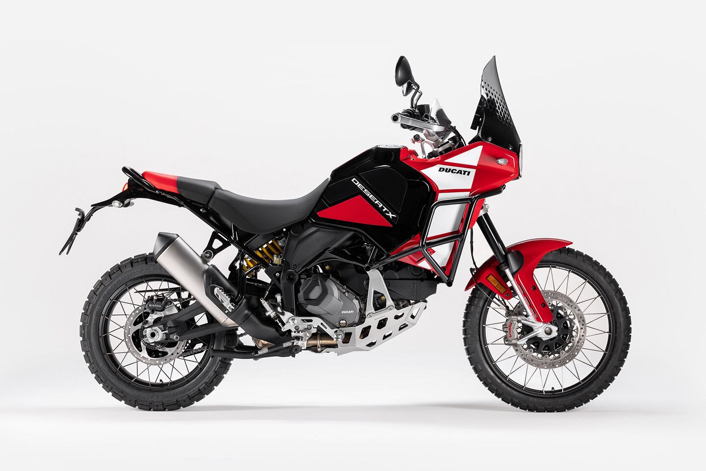 Le nouveau Ducati DesertX Discovery 2025 devrait être chez les concessionnaires cet automne, et cette palette de couleurs Trilling Black et Ducati Red.