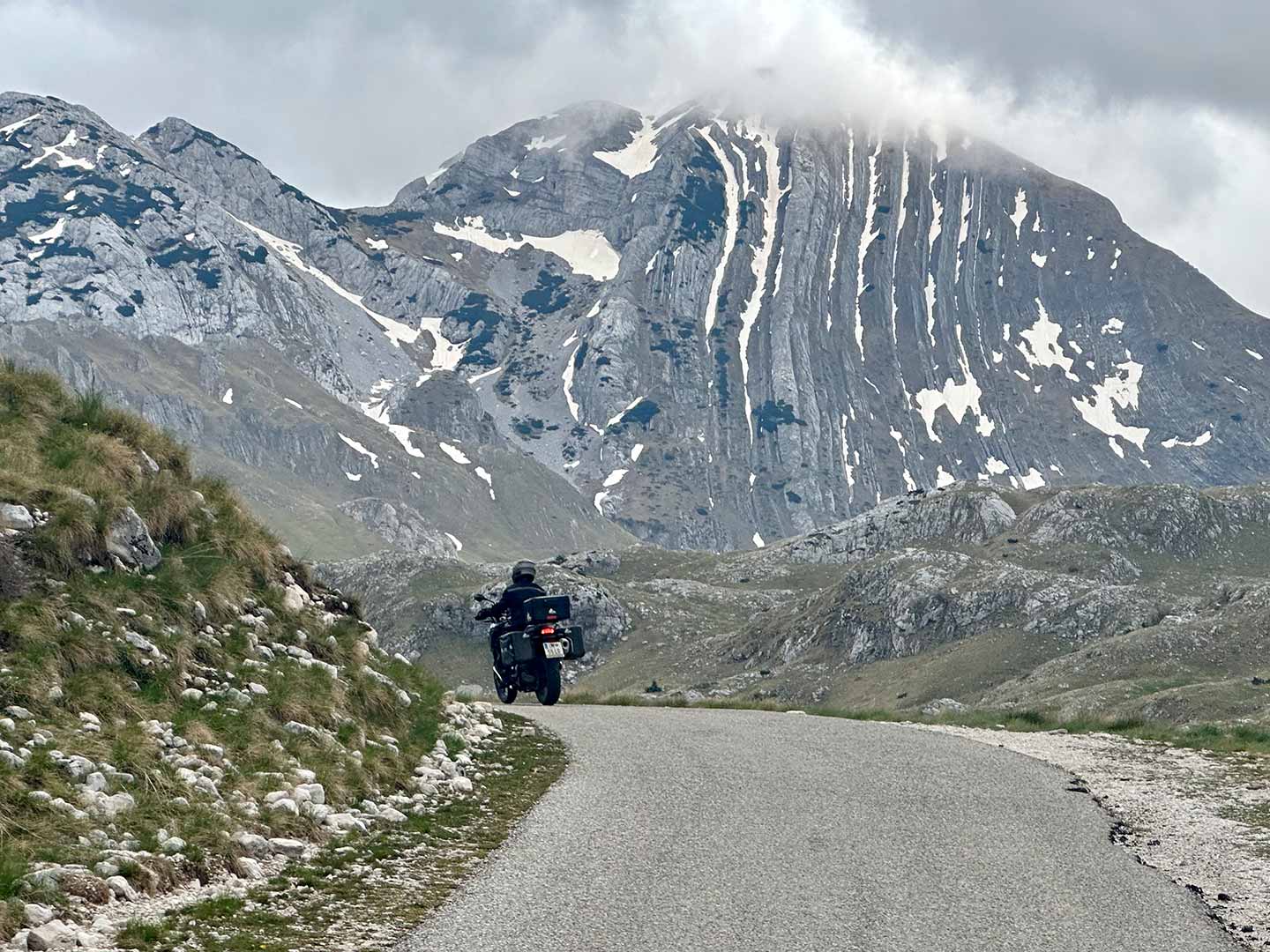 Il y avait de la neige dans les montagnes même en mai.