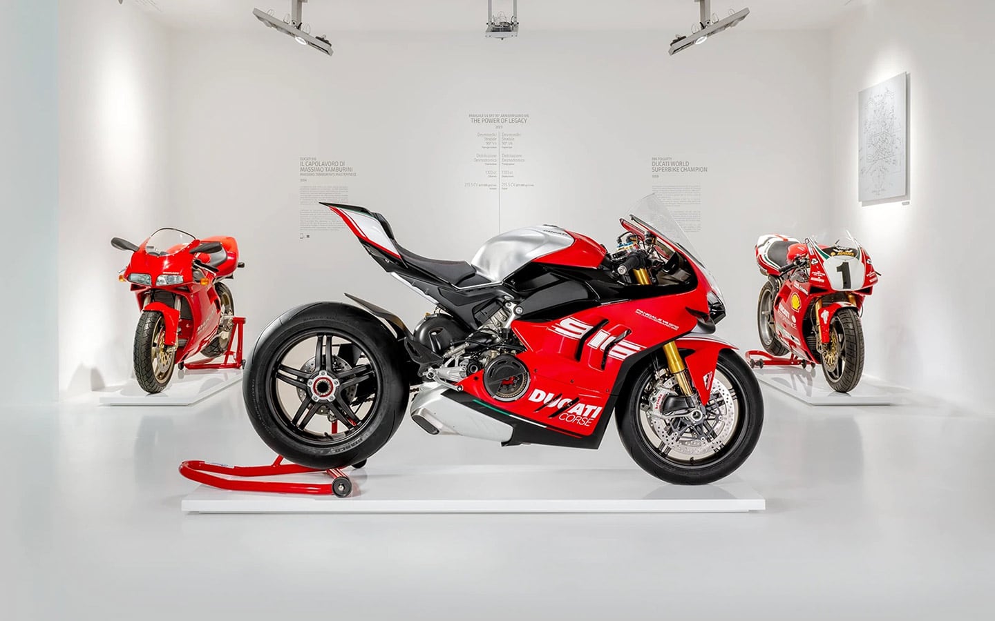 La Panigale V4 SP2 30th Anniversario 916 rend hommage à la Ducati 916 et est produite en série numérotée et limitée de 500 exemplaires.