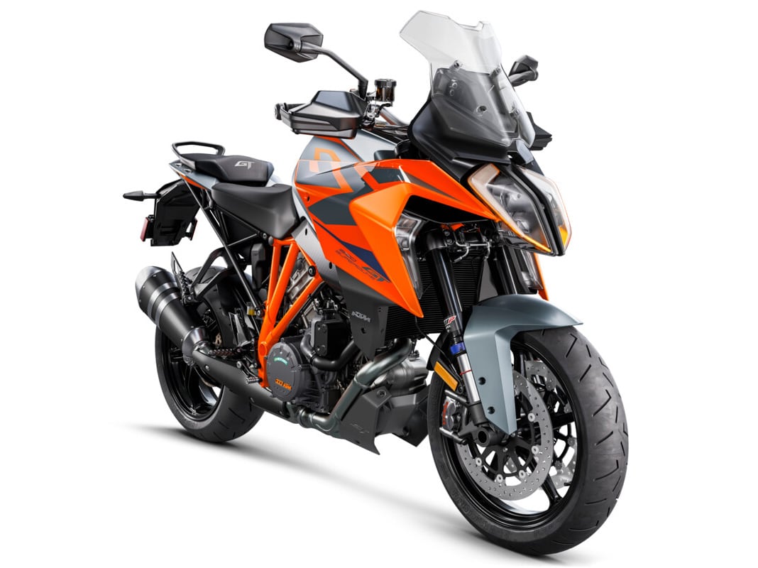 La Super Duke GT bénéficie des graphismes et de la peinture GT de KTM, ainsi que de nombreux éléments de style agressifs. C'est une moto qui n'a pas peur de se démarquer.