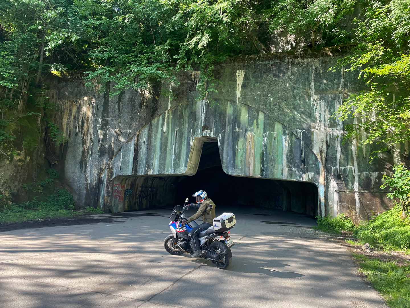 Base aérienne de Željava. L'entrée des tunnels a à peu près la forme d'un avion.