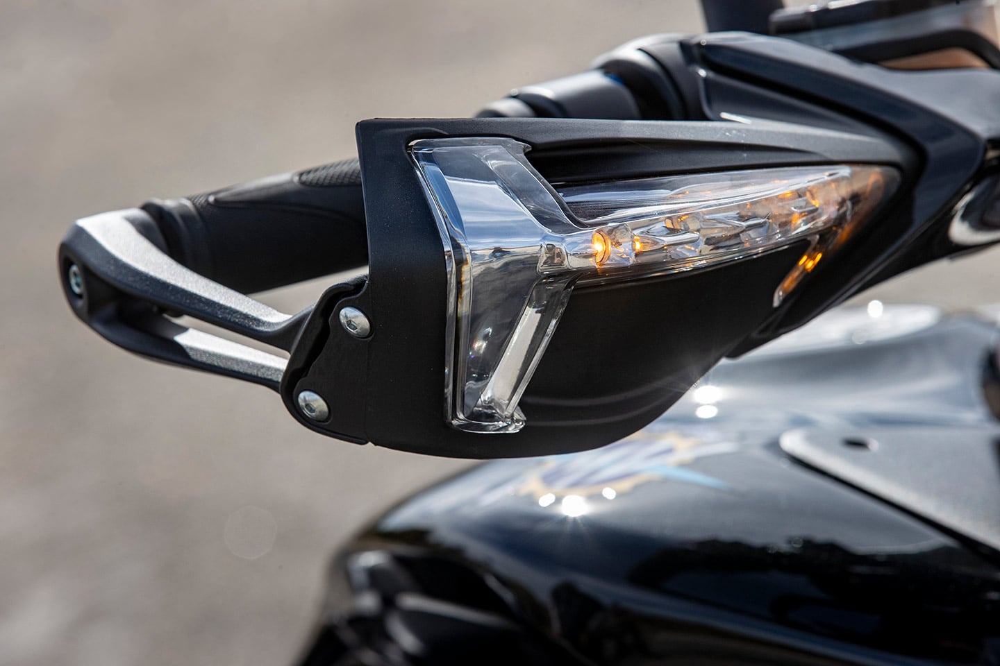 A lot of neat details on the Turismo Veloce Lusso SCS, like these hand guards with integrated turn signals. We’re big fans of having hand guards on anything with touring in the description.