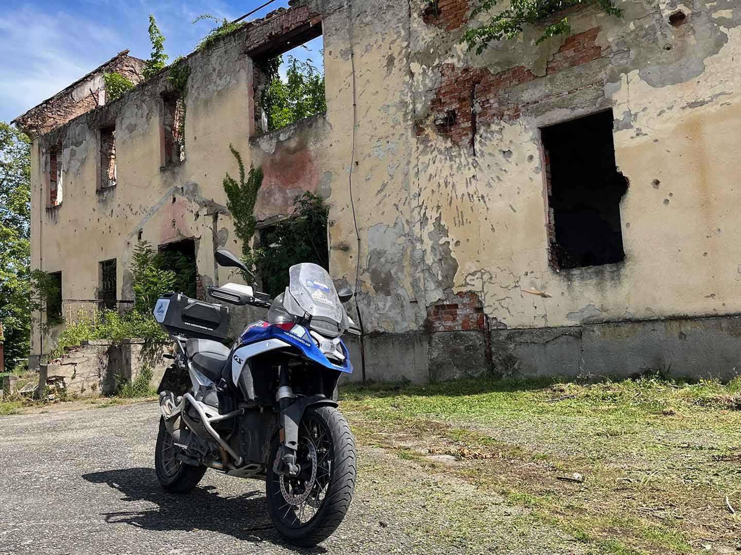 Un bâtiment bombardé. Les traces de la guerre étaient visibles dans une grande partie de la région.