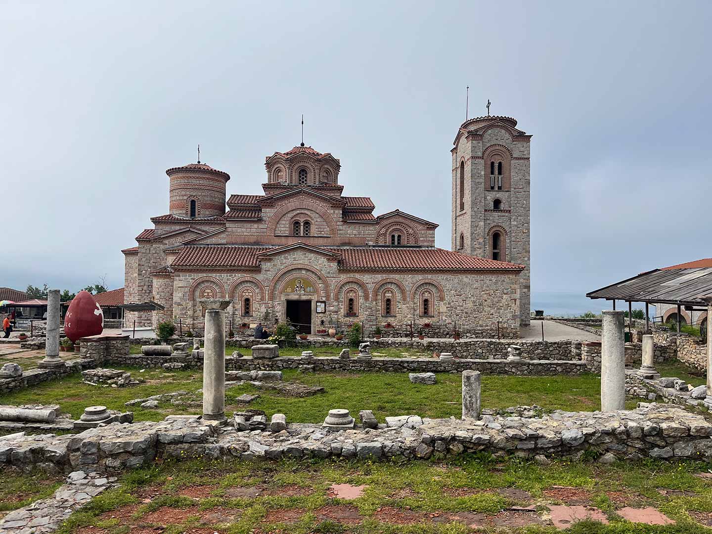 L'église Saint-Jean-le-Théologien surplombe le lac d'Ohrid. Chaque jour, nous visitons des sites historiques comme celui-ci.