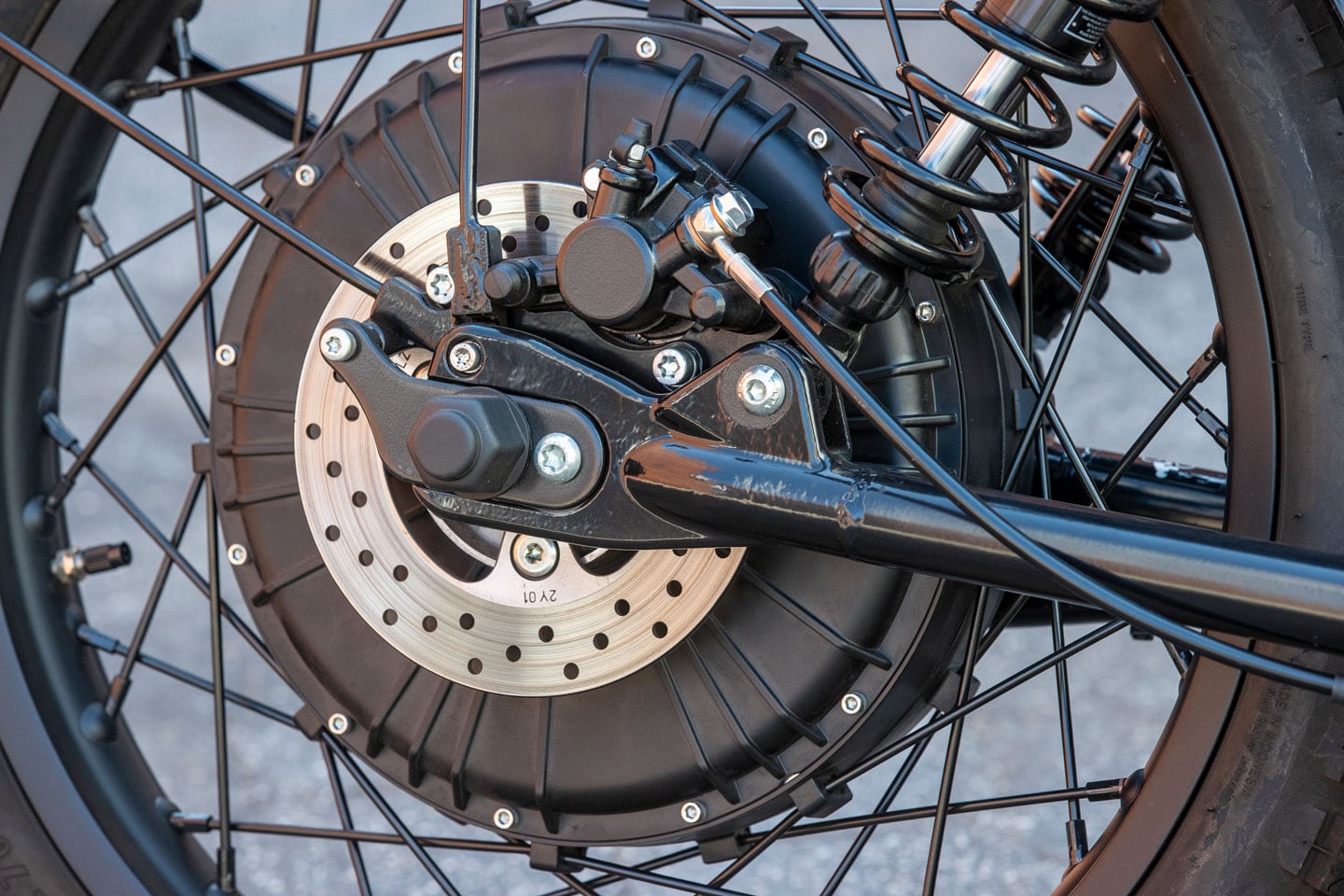 The RM1S is powered by a rear hub-mounted motor providing 7.0kW continuous power and 11.1kW peak power. An advantage of this system is reduced weight and complexity thanks to the removal of a traditional chain-type drivetrain.