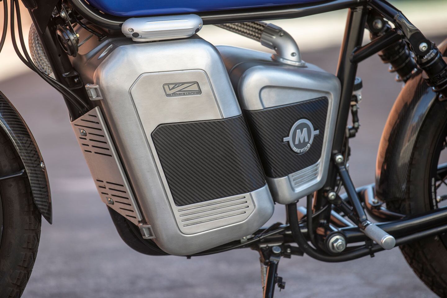 Maeving will offer an accessory roll-top bag that can be mounted to the left side of the bike.