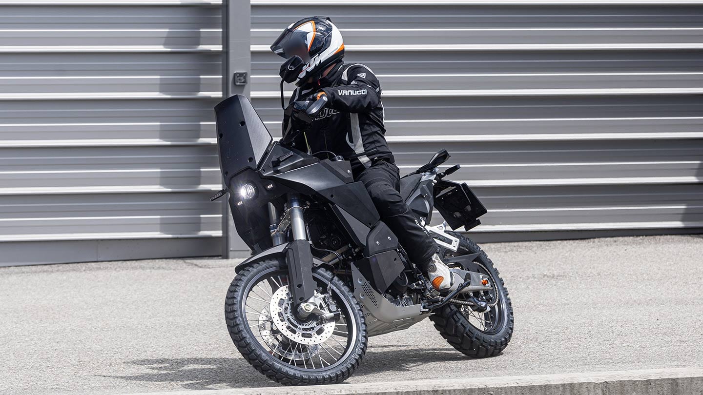 Une ressemblance avec la voiture de rallye 450 RR de KTM et la 990 originale est évidente dans la nouvelle 990 Adventure.