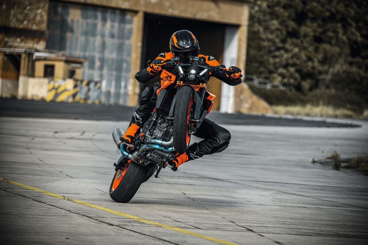 Wheelies? Yeah, the 990 Duke can do that too. There’s a catch though, as you’ll need to upgrade to the Performance or Track riding modes to fine-tune traction control settings. Those are available for the first 1,500 kilometers (932 miles), but need to be purchased once that demo period is over.