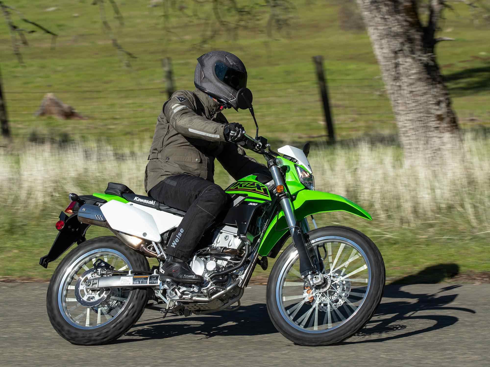 The KLX300′s cockpit is spacious and comfortable, and engine vibrations are well controlled via a gear-driven counterbalancer.